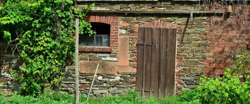 An old farm house in Italy. Descendants of the men and women who emigrated to the USA and elsewhere are entitled to claims against these properties as long as they do so in a timely manner.